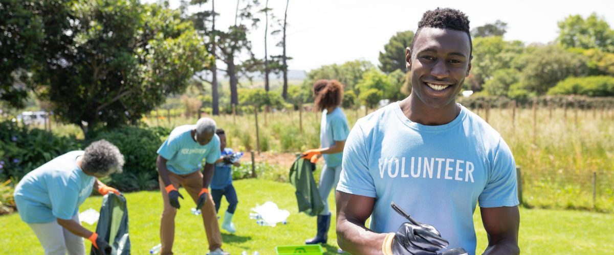 volunteers-collecting-rubbish-and-recycling